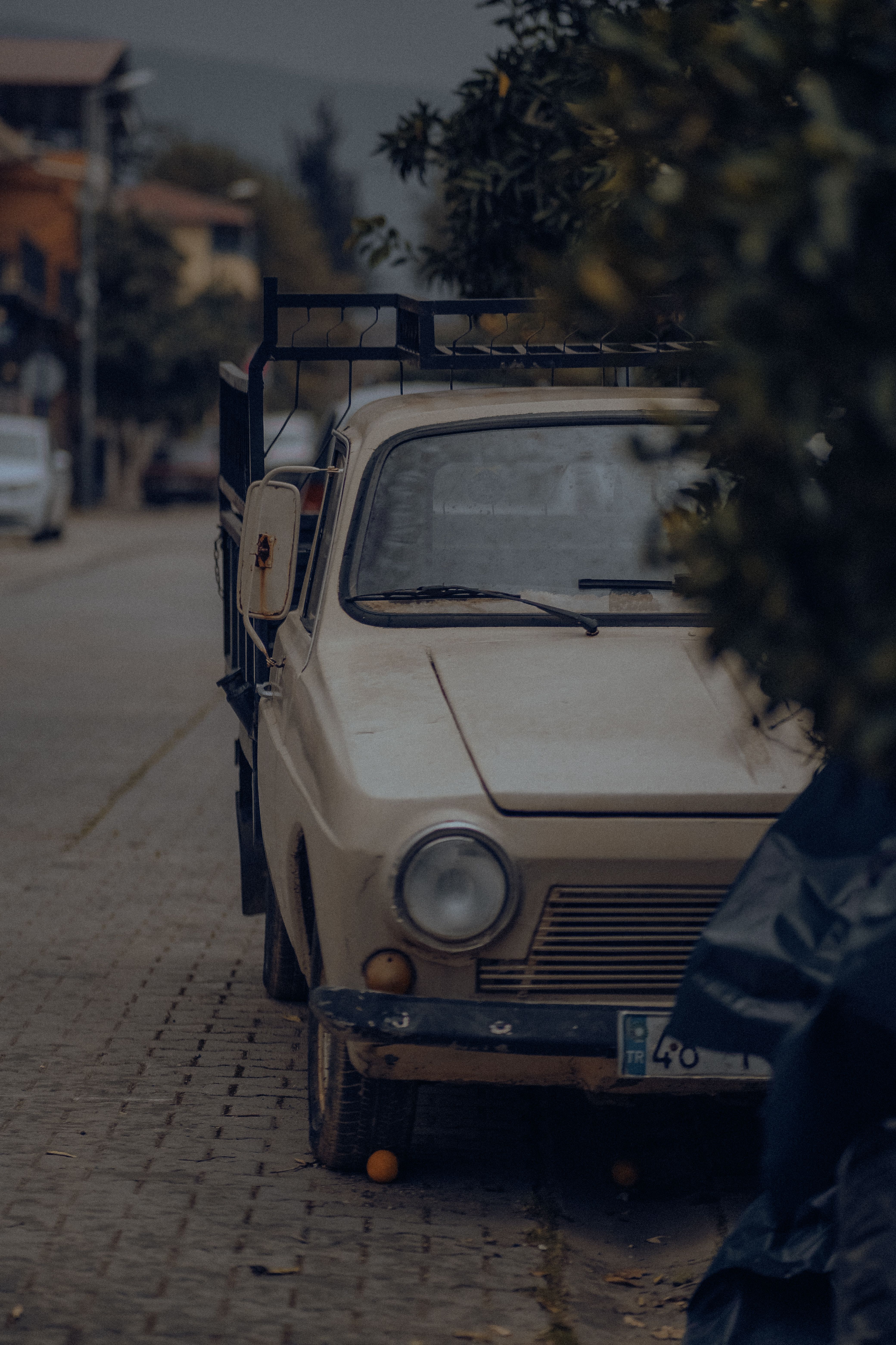 Fotomural Un coche retro estacionado en una tranquila calle de la ciudad, añadiendo un encanto nostálgico a la escena urbana.