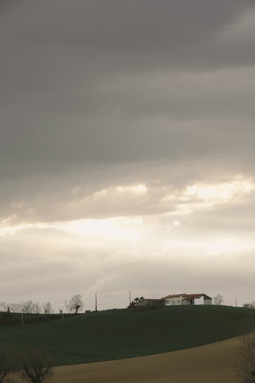 Foto stok gratis awan, bangunan, bukit