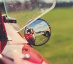 艺术照片通过捕捉汽车侧镜的倒影，强调了创造力和视角