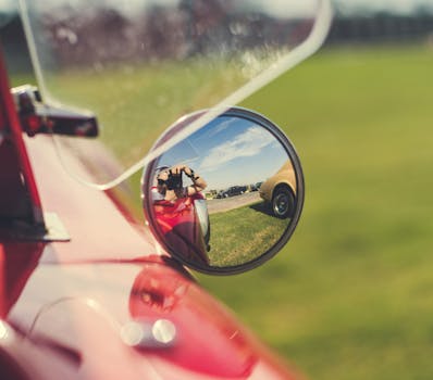 艺术照片通过捕捉汽车侧镜的倒影，强调了创造力和视角