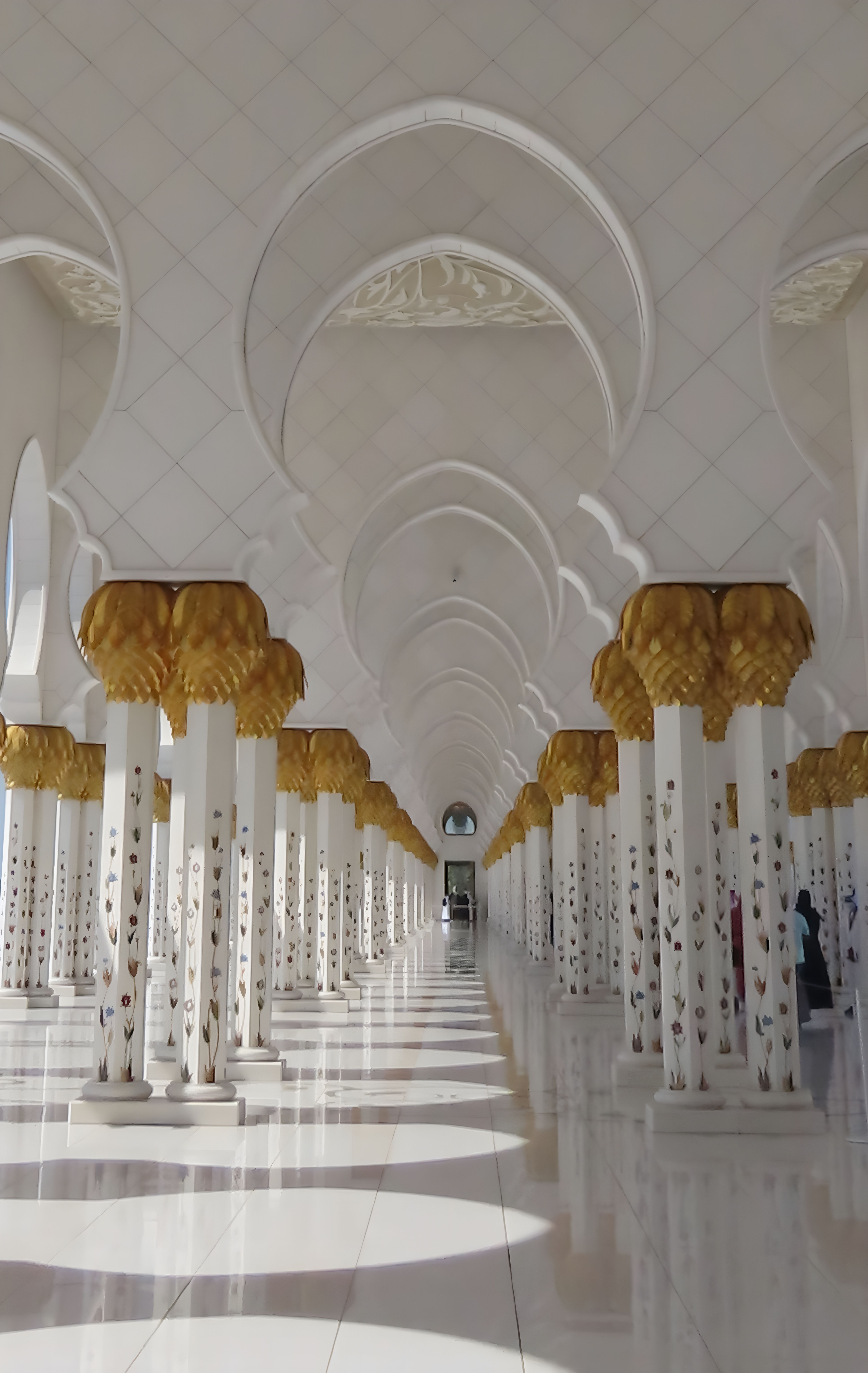 The white columns and pillars of the sheikh zayed mosque · Free Stock Photo