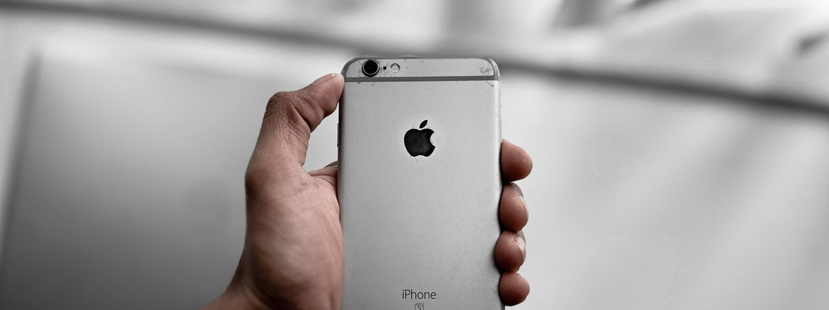 Mano sujetando un iPhone