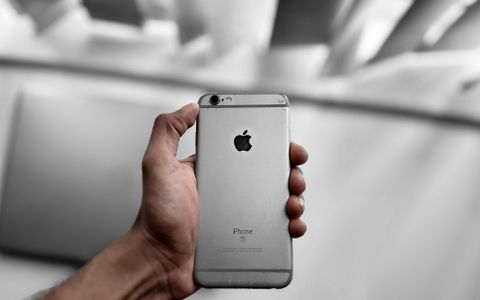 Mano sujetando un iPhone