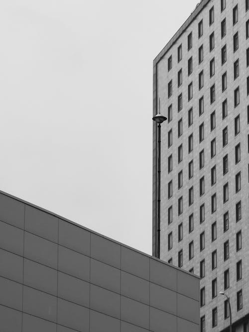 Základová fotografie zdarma na téma černobílý, exteriér budovy, kancelářská budova