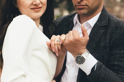 Foto profissional grátis de amor, casal, dedos mínimos