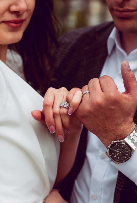 Fotomural Primer plano íntimo de recién casados tomados de la mano con anillos de boda, capturando la esencia del amor.