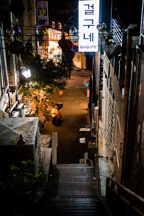 adımlar, akşam karanlığı, arka sokak içeren Ücretsiz stok fotoğraf