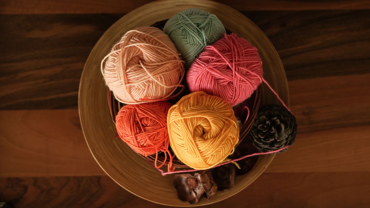 Pelotes de laine colorees dans une ambiance chaleureuse d'automne