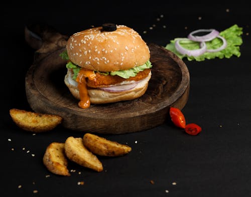 Безкоштовне стокове фото на тему «гамбургер, дерев’яний, лоток»