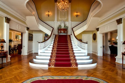 бесплатная красно коричневый ковер для лестницы с цветочным рисунком Стоковое фото