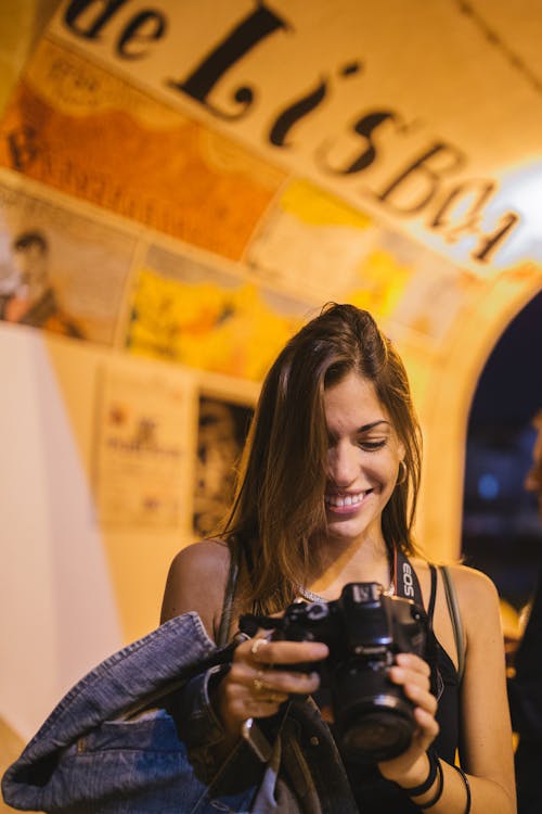 Selectieve Aandacht Fotografie Van Vrouw Glimlachend Met Dslr Camera