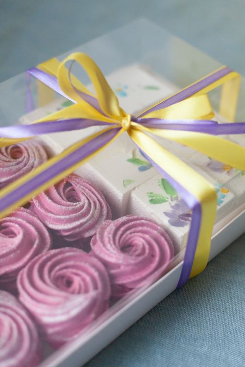 Free A beautifully arranged gift box with pink roses and pastel ribbons, perfect for special occasions. Stock Photo