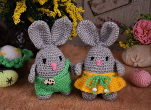 Free Adorable crocheted bunnies with Easter decorations, perfect for holiday crafting. Stock Photo