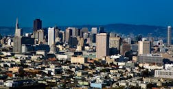 旧金山的天际线景观令人惊叹，其中以标志性的泛美金字塔为特色