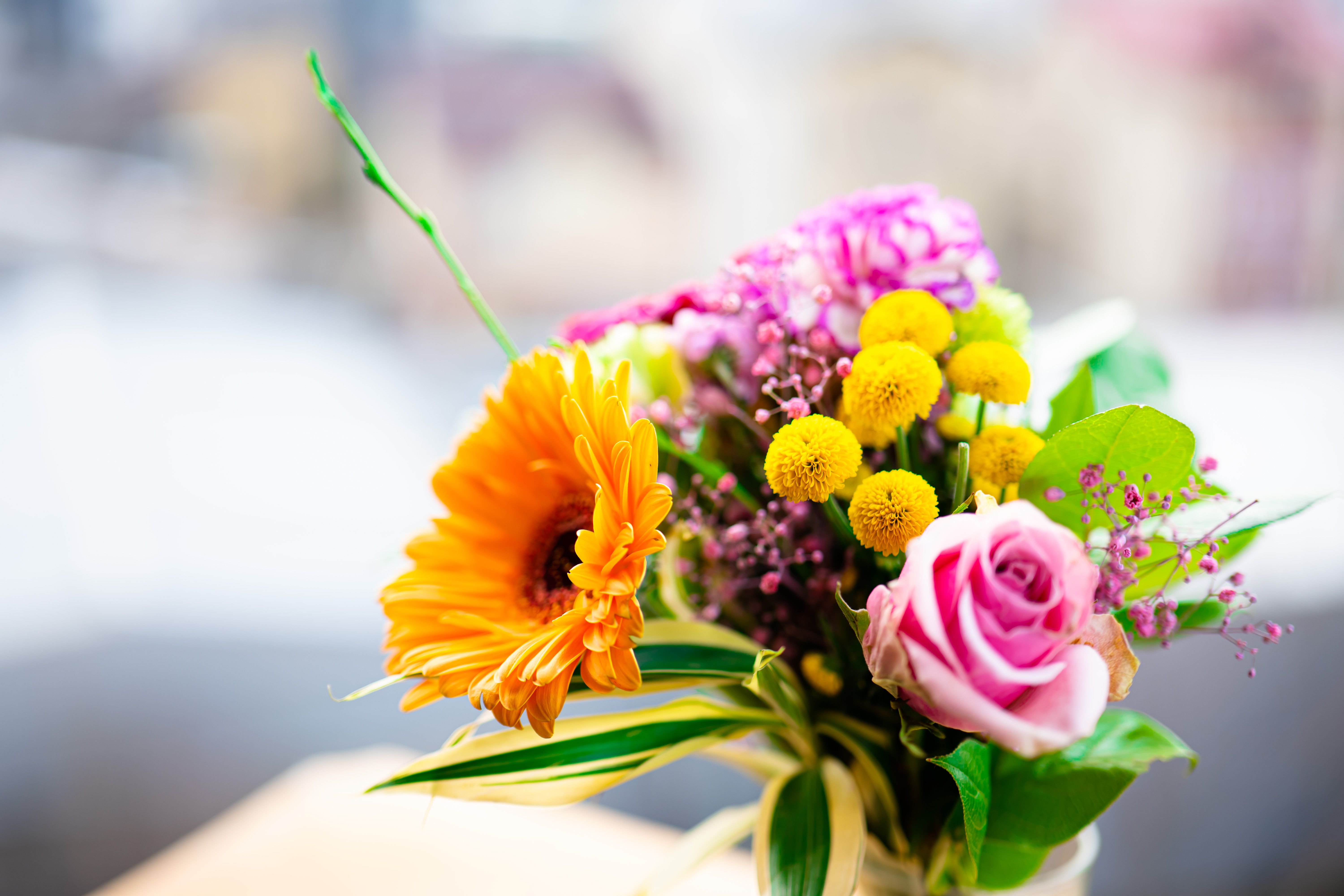 Bouquet signature avec roses et fleurs de saison