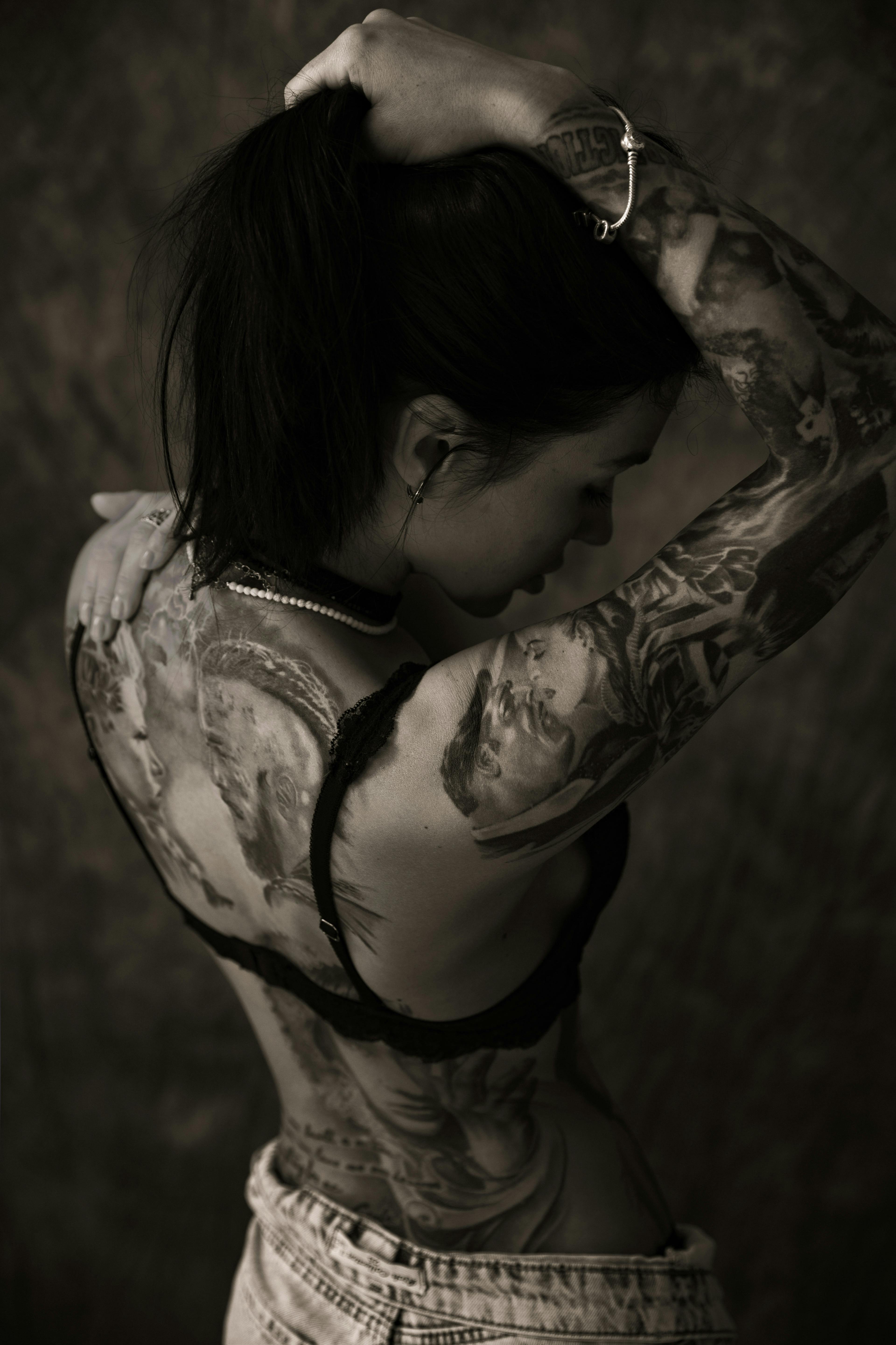 Photo gratuite de brune debout femme noir et blanc tatouages