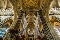 在索尔兹伯里大教堂内，体验复杂的哥特式建筑，欣赏令人惊叹的拱形天花板