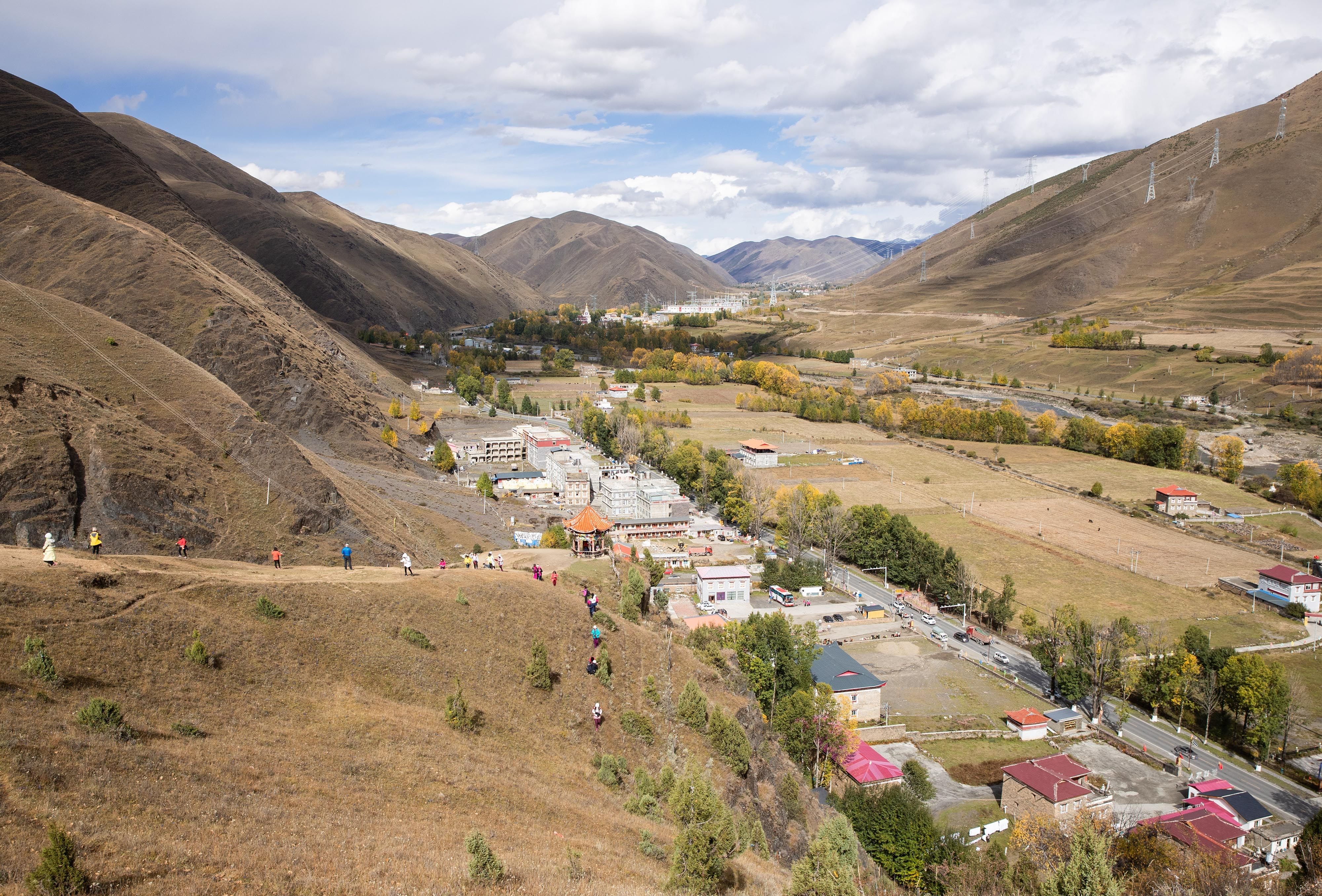 Kangding Sichuan Guide 2026: Love Song Town, Mugecuo Lake & Gateway to Tibetan Plateau