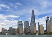 纽约市的天际线以世贸中心一号和充满活力的海滨景观为标志性特色