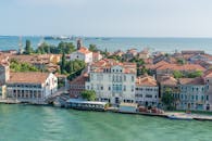 这张威尼斯鸟瞰图展现了传统建筑与宁静的泻湖水域