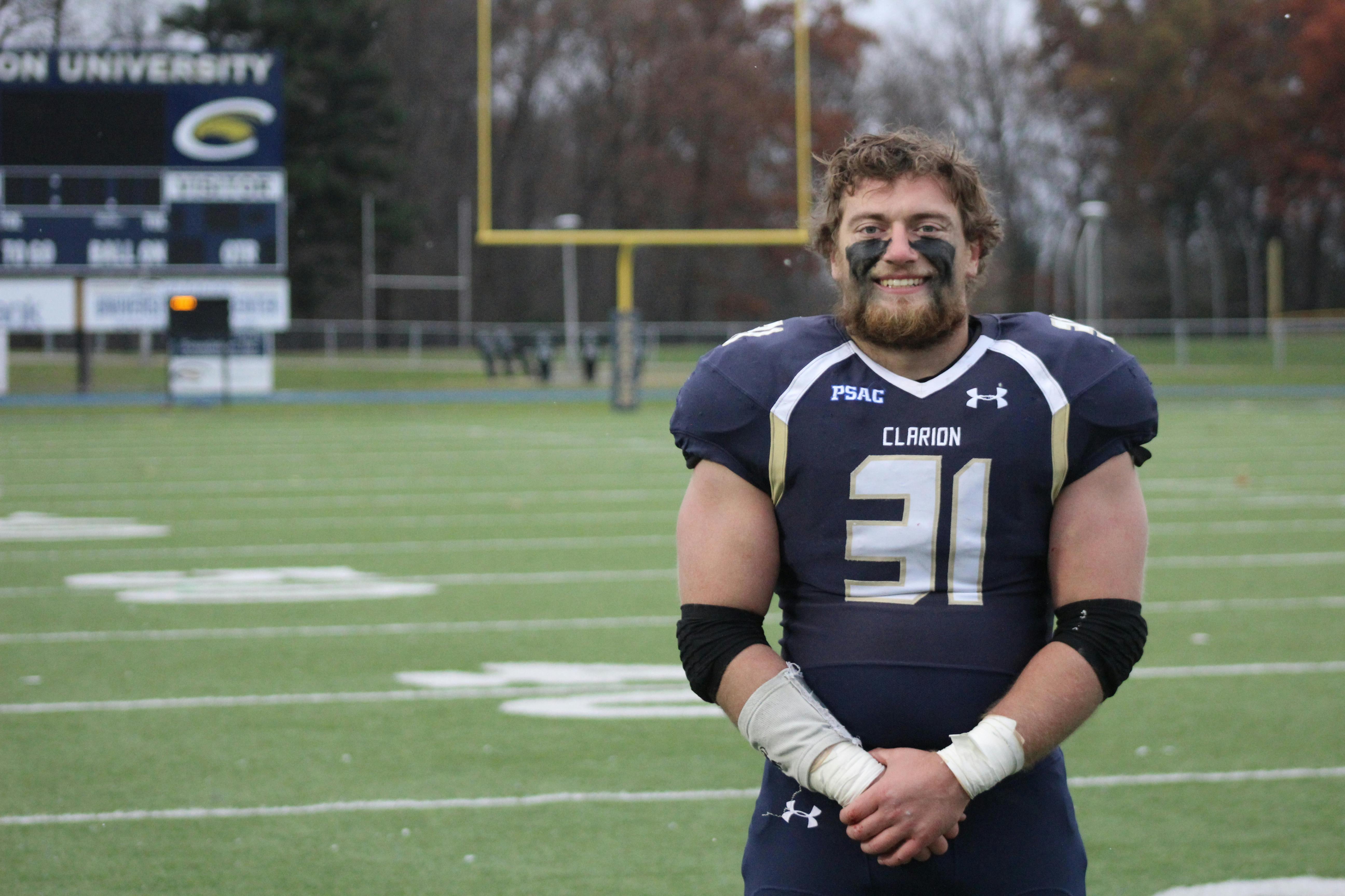 Ibu memberikan MPASI kepada bayinya