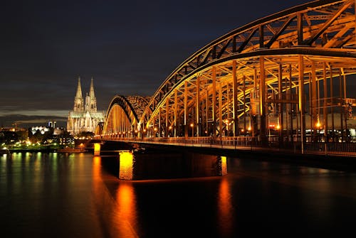 Kostenlos Architekturfoto Der Brücke Während Der Nacht Stock-Foto