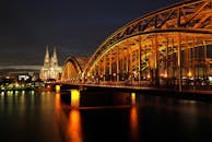 科隆大教堂和霍亨索伦桥在莱茵河上的迷人夜景照片