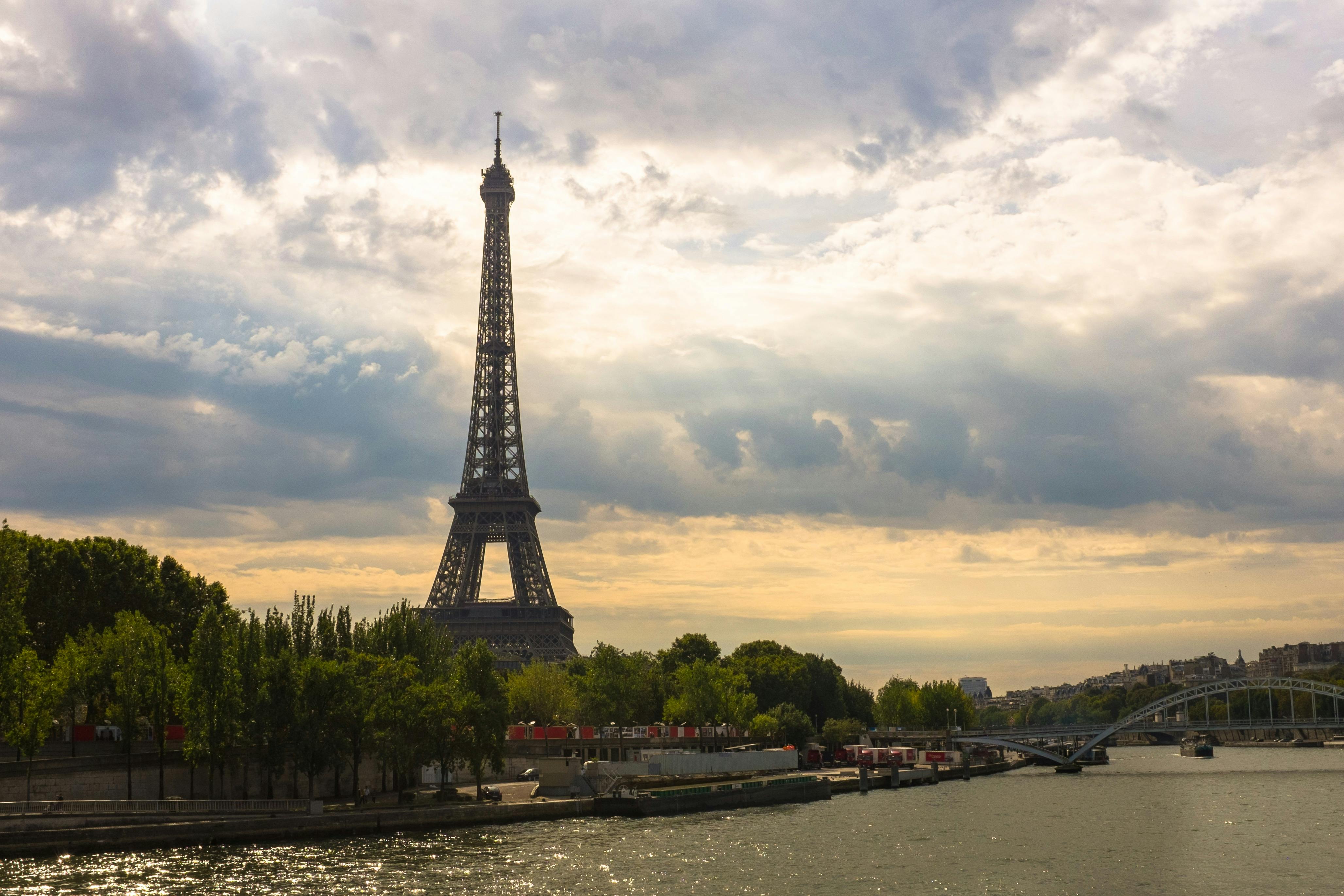 Photo libre de droit de La Tour Eiffel Depuis La Seine À Paris banque  d'images et plus d'images libres de droit de Paris - France - Paris -  France, Tour Eiffel, Lieu