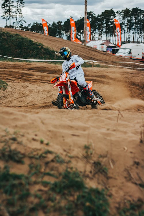 Gratis stockfoto met helm, motorcross, paardrijden