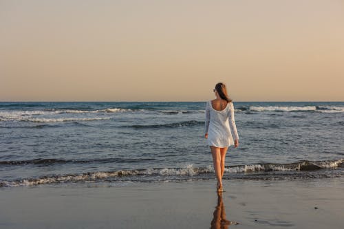คลังภาพถ่ายฟรี ของ ชายหาด, ชุดเดรสสีขาว, ผู้หญิง