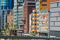 这座城市建筑色彩缤纷，以充满活力的立面和攀爬雕塑为特色