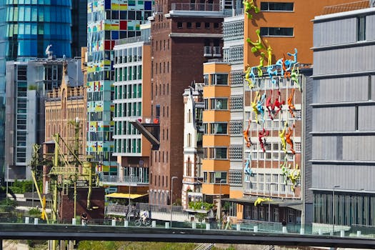 这座城市建筑色彩缤纷，以充满活力的立面和攀爬雕塑为特色