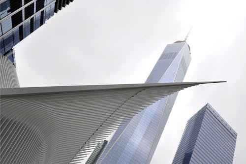 Weißes Betonturm Formgebäude Nahe Gebäude Während Des Tages