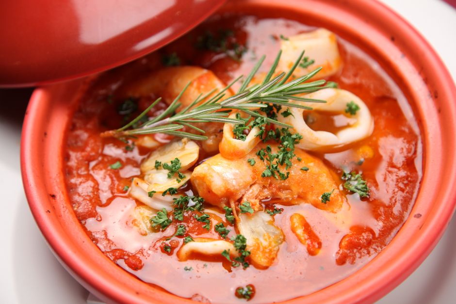 A photo of Cataplana de marisco, a Portuguese dish.
