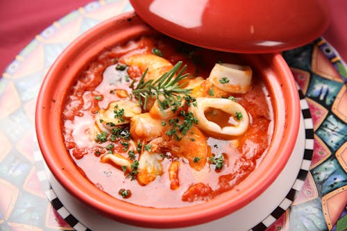赤いセラミックボウルのイカのスープ