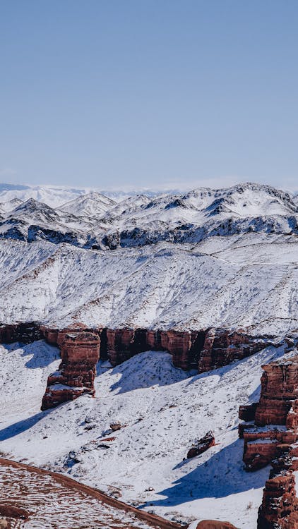 A view of the red rocks in the snow · Free Stock Photo