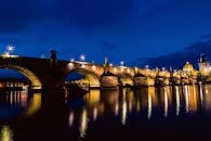 在捷克共和国布拉格，伏尔塔瓦河倒映出查理大桥令人惊叹的夜景