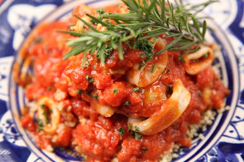 煮熟的海鲜配番茄酱和迷迭香