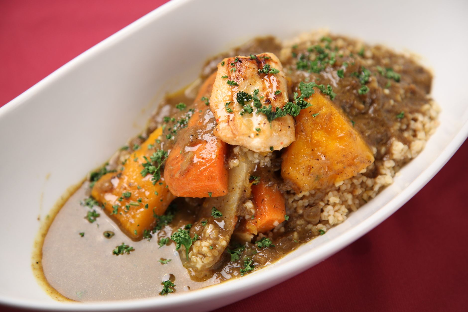 Un délicieux plat de Mafé traditionnel au poulet avec du riz fumant
