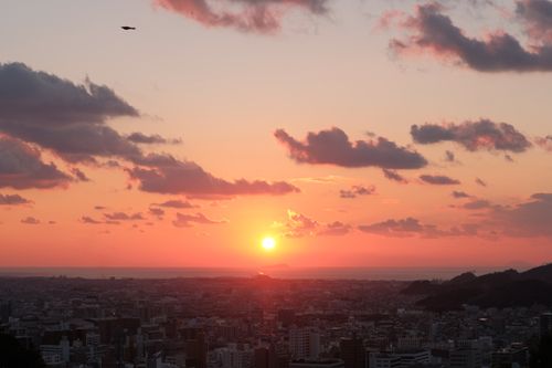 Free Breathtaking sunset over a cityscape with scattered clouds and a vibrant sky. Stock Photo