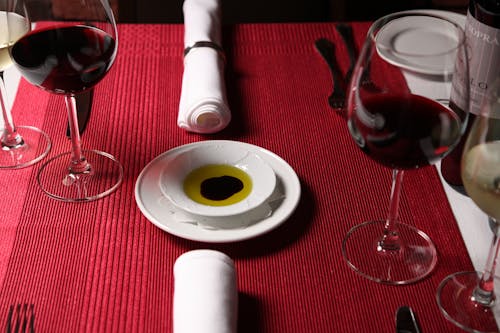 무료 테이블에 명확한 와인 잔 스톡 사진