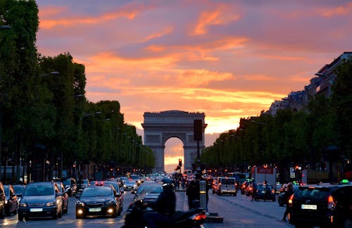 Drukke Straat Met Auto's Langs Arc De Triomphe