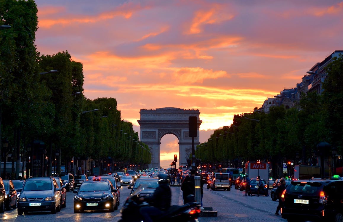 überfüllte Straße Mit Autos Entlang Des Arc De Triomphe