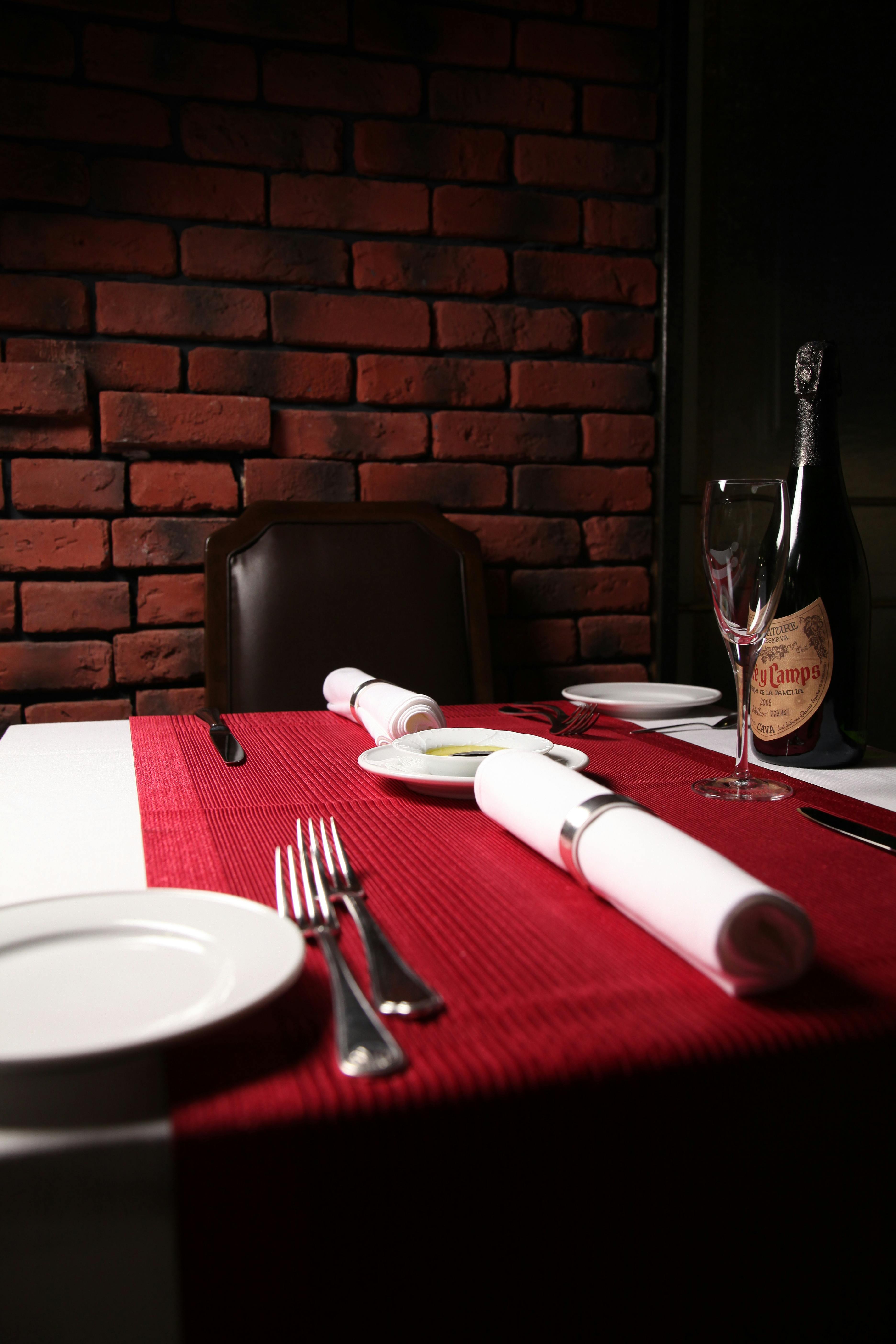 포르투갈 리스본의 노란 트램과 도시 풍경