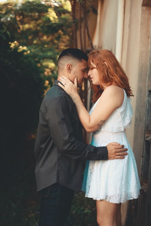 Free Young couple embracing outdoors, radiating love and affection under natural light. Stock Photo