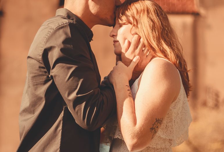 Online dating: starting a conversation on a niche platform