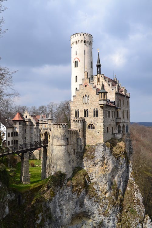 Graues Und Weißes Schloss In Der Nähe Einer Klippe