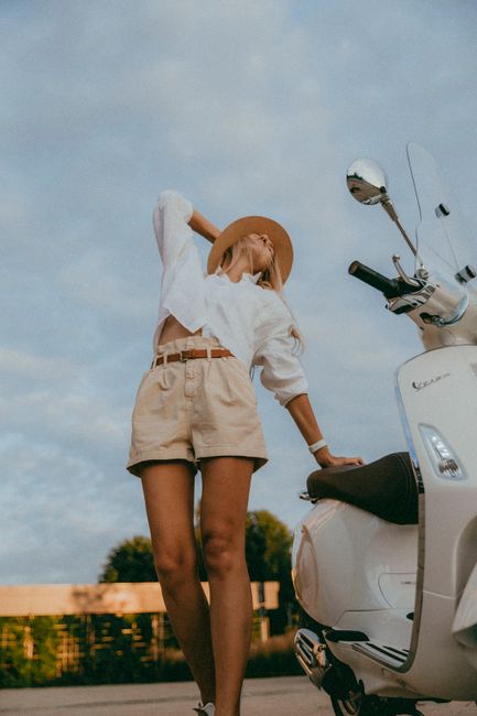 straw hat and an oversized white shirt, summer evenings need nothing else ☀️
#effortlessstyle #whatiwore #white #shirt #shorts