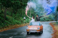 一对年轻夫妇开着老爷车，进行了一场充满活力的公路旅行，并用彩色烟雾弹来庆祝