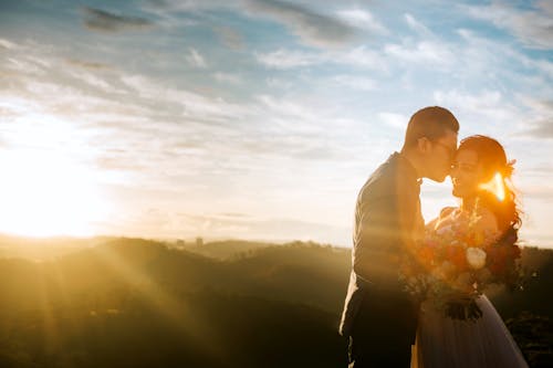 Free Couple Kissing during Golden Hour Stock Photo